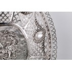 Koszyczek ażurowy ze scenami rodzajowymi, srebrna paterka,  niemiecki – eklektyczny