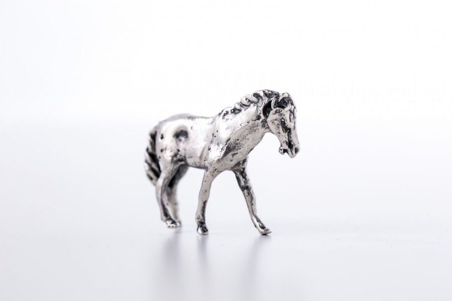 Miniaturka stojącego konia, srebro, Włochy – sztuka świata.
