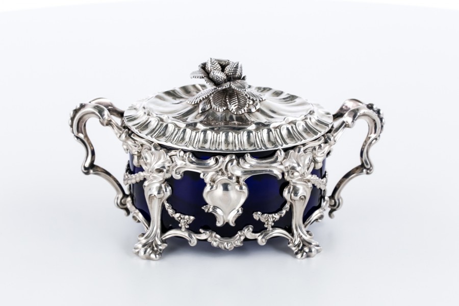 Cukiernica F.A.Debain kryta,  wsad ze szkła kobaltowego,  srebro, Paryż – eklektyczna.