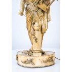 Lampa figuralna antycznego młodzieńca z harfą i abażurem w jedwabiu – klasycystyczna.