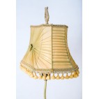 Lampa figuralna antycznego młodzieńca z harfą i abażurem w jedwabiu – klasycystyczna.