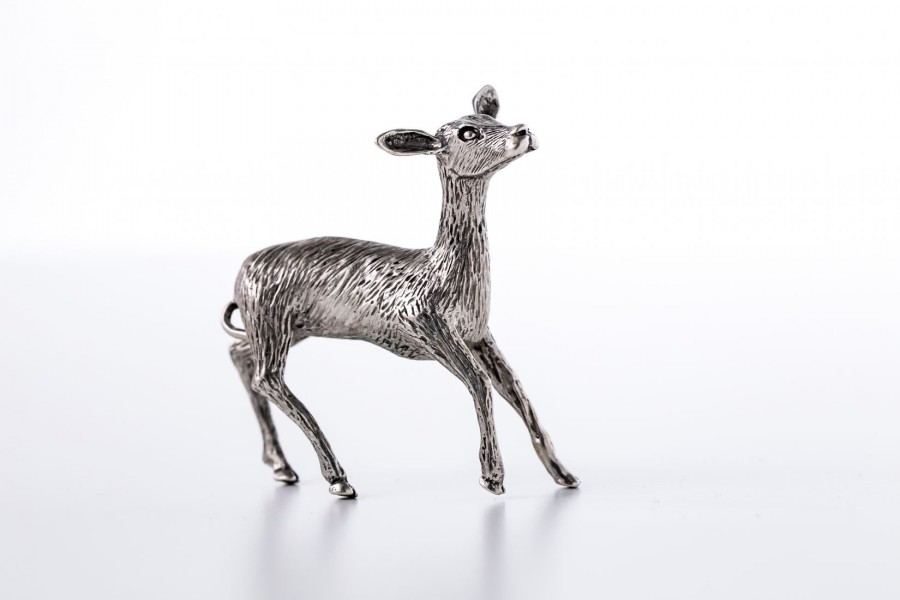 Miniaturka sarny, srebrna – sztuka świata.